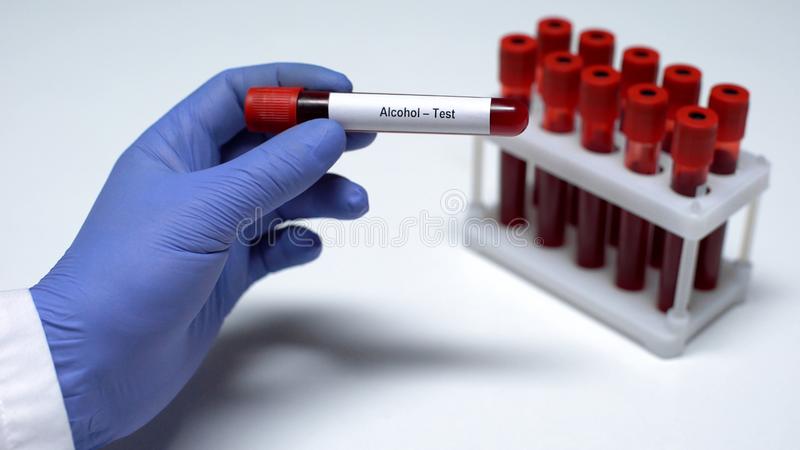 Thumbnail Teste De Álcool Médico Mostrando Amostra Sangue No Tubo Pesquisa Laboratório Exame Saúde Foto Estoque 161862568