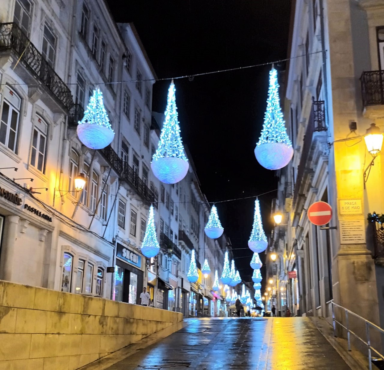 Mulher Ficou Ferida Ao Ser Atingida Por Adereço De Iluminação De Natal Na Baixa Da Cidade De Coimbra