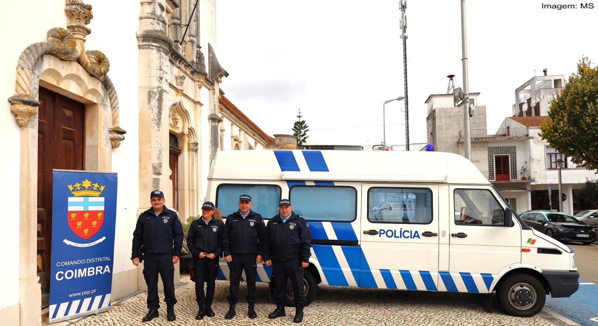 Núcleo De Armas E Explosivos Da PSP De Coimbra Esteve Em Atendimento Móvel Em Soure Para Facilitar A Vida Aos Cidadãos