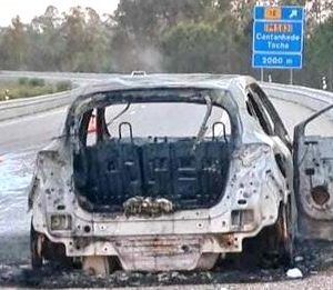 Carro Destruído Por Incêndio Na A17 Em Cantanhede