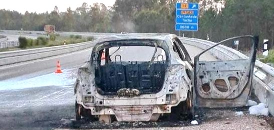 Carro Destruído Por Incêndio Na A17 Em Cantanhede
